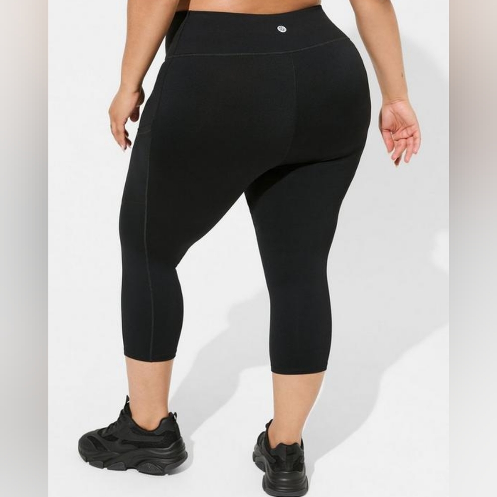 Torrid High Rise Performance Core Capri Active Legging Side Pockets… - Picture 3 of 3